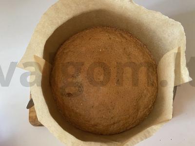 Rudai biskvitinis pyragas su cukraus sausainiais pagrindine nuotrauka