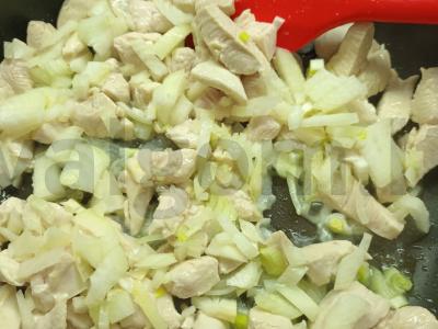 Makaronai su vištiena ir grybais grietinėlės-sūrio padaže Žingsnis 2