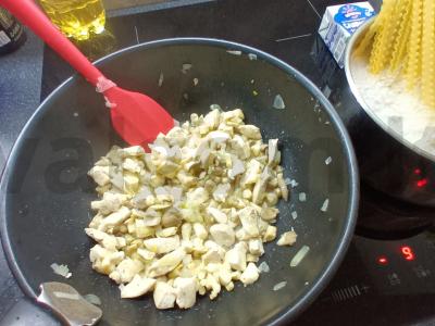 Makaronai su vištiena ir grybais grietinėlės-sūrio padaže Žingsnis 3