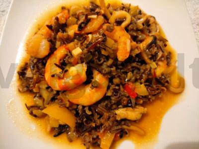 Ryžiai su jūros gėrybėmis ir daržovėmis, troškinti kokosų piene pagrindine nuotrauka