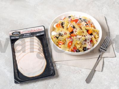 Italų salotas su makaronais ir paukštienos ritinėliu pagrindine nuotrauka