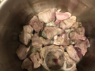 Harcho sriuba su kiauliena ant kaulų Žingsnis 1