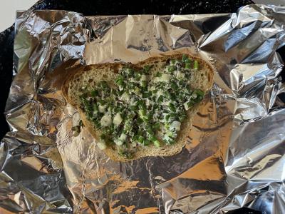 Krustingas skrebutis su žaliu svogūnu ir itališkais prieskoniais pagrindine nuotrauka