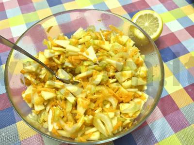 Vitaminų salotas su salierais pagrindine nuotrauka