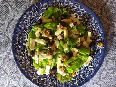 Salotas su kamambero sūriu pagrindine nuotrauka