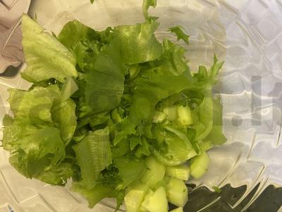 Salotos su tunu ir frilės salotomis Žingsnis 1