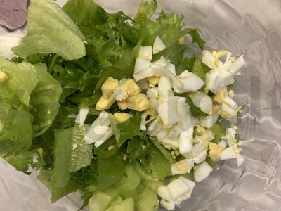 Salotos su tunu ir frilės salotomis Žingsnis 2