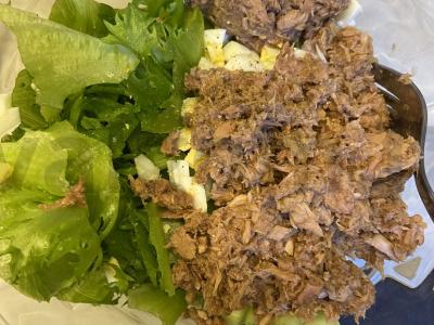 Salotos su tunu ir frilės salotomis Žingsnis 3