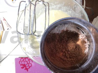 Desertas „Raudonas aksomas“ su braškių konfi Žingsnis 1