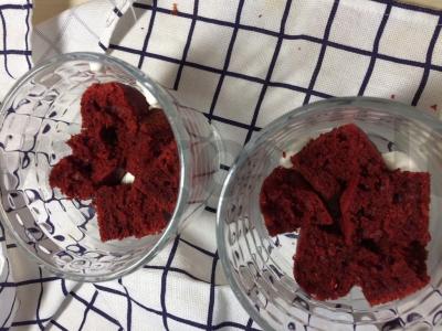 Desertas „Raudonas aksomas“ su braškių konfi Žingsnis 5