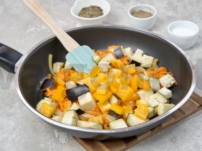 Daržovių troškinys su baltais šaldytais grybais Žingsnis 1