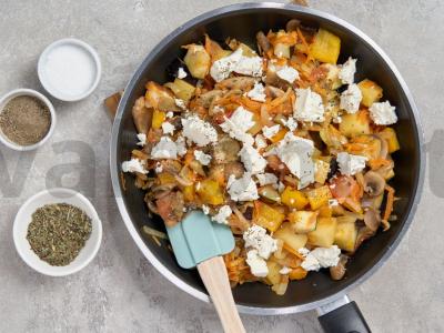 Daržovių troškinys su baltais šaldytais grybais Žingsnis 2