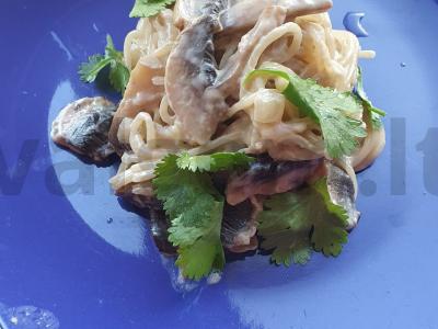 Bolognese makaronai su kalendra pagrindine nuotrauka