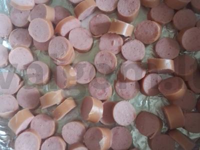 Dešrelių, pomidorų ir žaliųjų pupelių apkepas Žingsnis 1