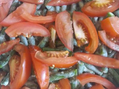 Dešrelių, pomidorų ir žaliųjų pupelių apkepas Žingsnis 3