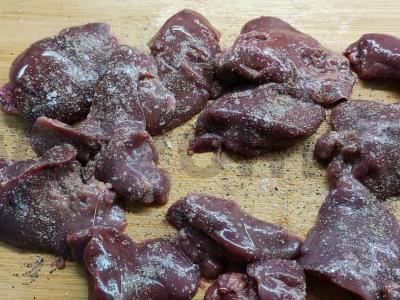 Grietininė vištienos kepenėlė kepta su svogūnais Žingsnis 2