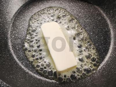 Grietininė vištienos kepenėlė kepta su svogūnais Žingsnis 3