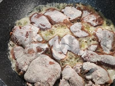 Grietininė vištienos kepenėlė kepta su svogūnais Žingsnis 5