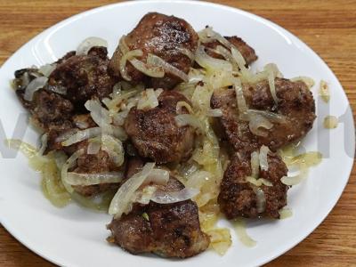 Grietininė vištienos kepenėlė kepta su svogūnais pagrindine nuotrauka