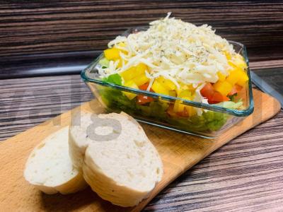 Salotas su sūriu ir provanso žolelėmis „Įvairiaspalvis“ pagrindine nuotrauka