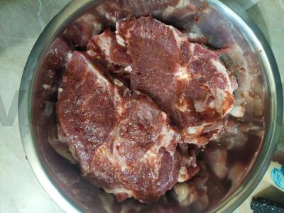 Keptas mėsa spanguolių marinate Žingsnis 2