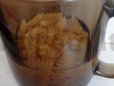 Makaronai su dešrelėmis puodelyje Žingsnis 2