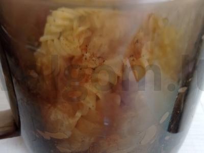 Makaronai su dešrelėmis puodelyje Žingsnis 4