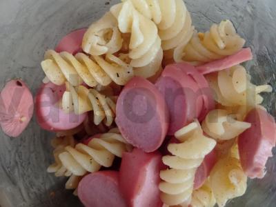 Makaronai su dešrelėmis puodelyje pagrindine nuotrauka