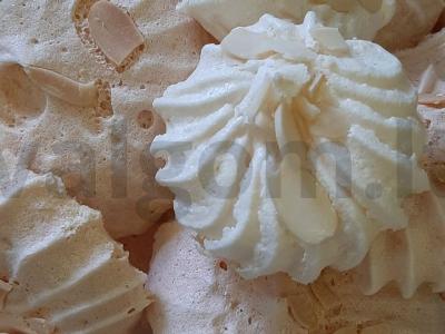 Meringos sausainiai su migdolais pagrindine nuotrauka