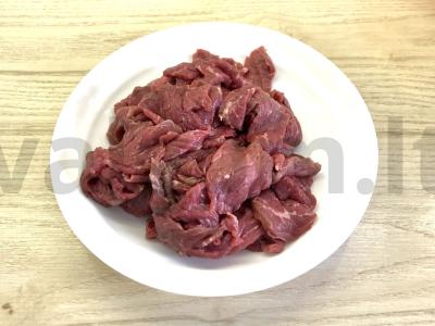 Azijietiška jautiena su raudonaisiais pipirais ir žolelėmis Žingsnis 1