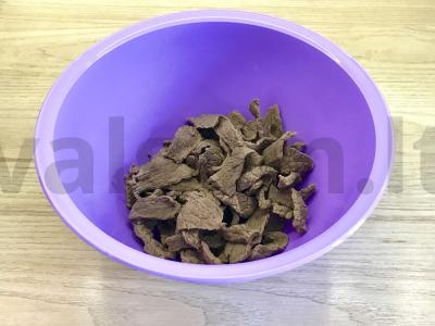 Azijietiška jautiena su raudonaisiais pipirais ir žolelėmis Žingsnis 2