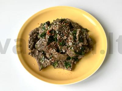 Azijietiška jautiena su raudonaisiais pipirais ir žolelėmis pagrindine nuotrauka