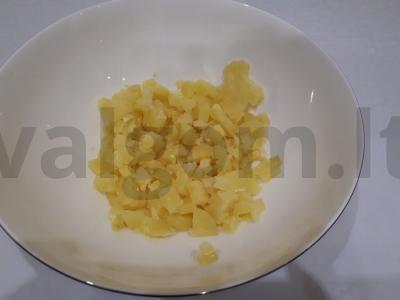 Vasaros daržovių okroška su dešrelėmis ant rauginto pieno Žingsnis 1