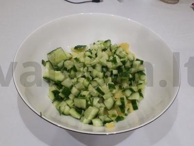 Vasaros daržovių okroška su dešrelėmis ant rauginto pieno Žingsnis 2