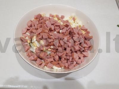 Vasaros daržovių okroška su dešrelėmis ant rauginto pieno Žingsnis 4