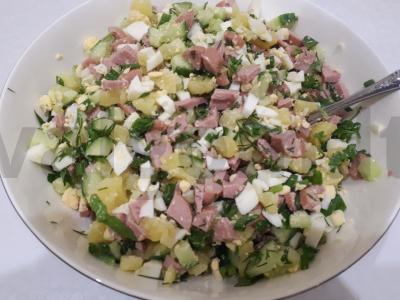 Vasaros daržovių okroška su dešrelėmis ant rauginto pieno Žingsnis 6