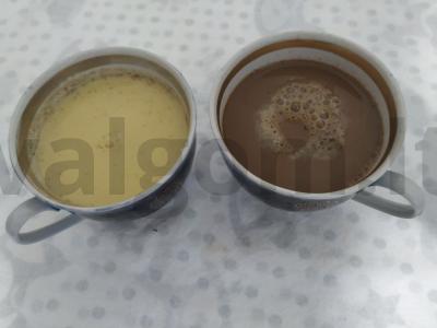 Šildantis migdolų pienas su prieskoniais ir kava pagrindine nuotrauka