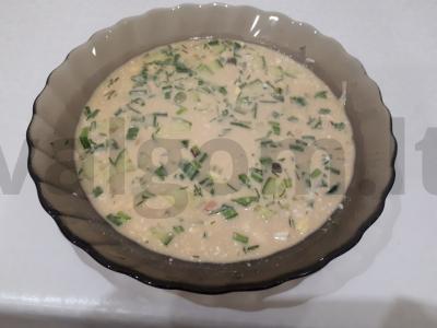 Vasaros daržovių okroška su dešrelėmis ant rauginto pieno pagrindine nuotrauka