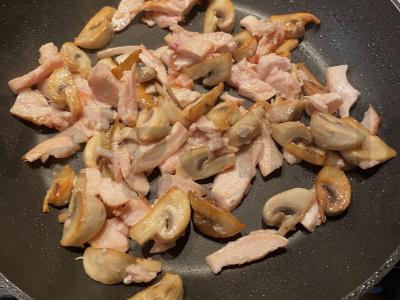 Daržovių salotas su rūkytomis vištienos krūtinėlėmis, ridikėliais ir pievagrybiais Žingsnis 2