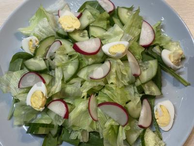 Daržovių salotas su rūkytomis vištienos krūtinėlėmis, ridikėliais ir pievagrybiais Žingsnis 3