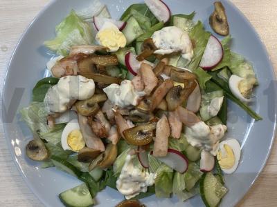 Daržovių salotas su rūkytomis vištienos krūtinėlėmis, ridikėliais ir pievagrybiais pagrindine nuotrauka