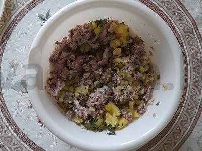 Salotas „Ivasis“ su žuvimi, bulvėmis ir marinuotais agurkais Žingsnis 2