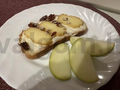 Originalus sumuštinis su dviem sūrio rūšimis pagrindine nuotrauka