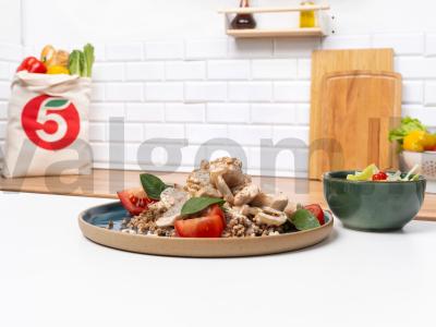 Vištienos krūtinėlė jogurte su grikių koše pagrindine nuotrauka