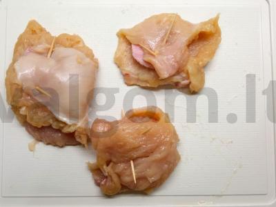 Namų kordono blu iš vištienos krūtinėlės su kumpiu, sūriu, vynu ir grietinėlėmis Žingsnis 1