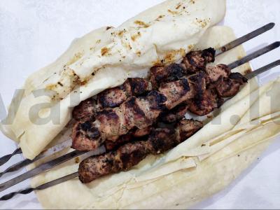 Tirpstanti burnoje kiauliena su vynu ir prieskoniais pagrindine nuotrauka