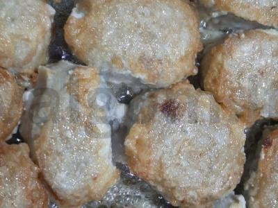 Žuvies kotletai su manų kruopomis Žingsnis 7