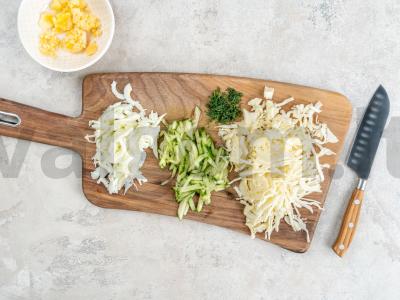 Šviežių kopūstų ir agurkų salotos Žingsnis 1