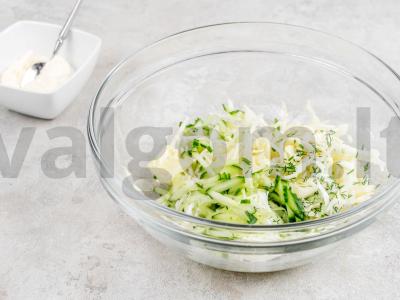 Šviežių kopūstų ir agurkų salotos Žingsnis 2