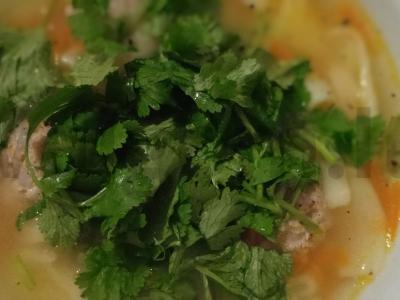 Sriuba su meatballs, kalendra ir šalotiniu svogūnu pagrindine nuotrauka